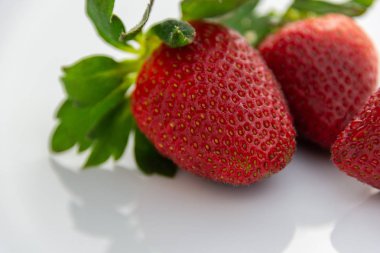 Yeşil kırmızı çilek grup izole bırakır