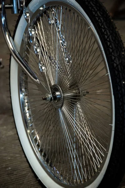 Detalle de la rueda negra de una bicicleta cromada personalizada — Foto de Stock