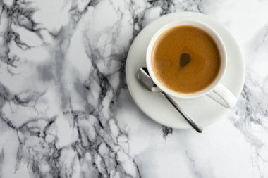 Taze yapılmış kahve lezzetli ve lezzetli bir fincan yukarıdan görünümü