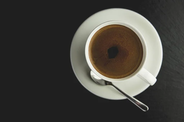 Widok z góry pyszne i smaczne filiżankę świeżo przyrządzone kawy — Zdjęcie stockowe