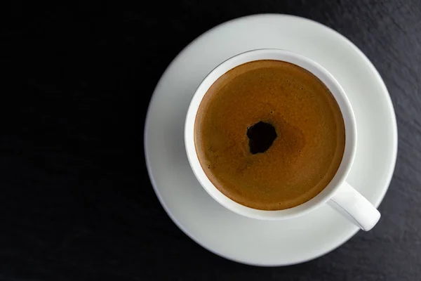 신선하게 만든 커피한 잔의 맛있고 맛있는 커피를 위에서 바라본다. — 스톡 사진