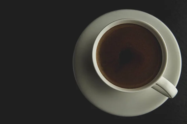 Blick von oben auf eine leckere und leckere Tasse frisch gemachten Kaffee — Stockfoto