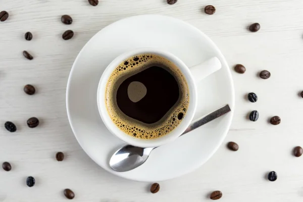 Blick von oben auf eine köstliche und leckere Tasse frisch zubereiteten Kaffee mit Kaffee — Stockfoto