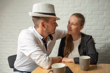 Kız ve adam kafe, bir masada konuşalım. Adam ve kız sevgi ve hassasiyet Birbirinize bakın.