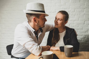 Kız ve adam kafe, bir masada konuşalım. Adam ve kız sevgi ve hassasiyet Birbirinize bakın.