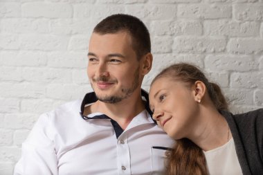 Kız ve adam kafe, bir masada konuşalım. Kız başından adama bir omzuma koy. Onlar gülümseme.