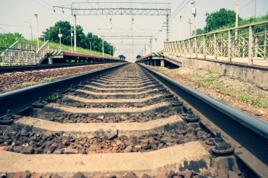 Demiryolu parça tren istasyonunda. Çapraz bağları ve raylar kapatın. Fotoğraf renkli. Bir mesafe going demiryolu parça.
