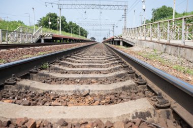 Demiryolu parça tren istasyonunda. Çapraz bağları ve raylar kapatın. Bir mesafe going demiryolu parça