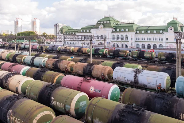 Habarovsk, Rusya - 1 Eylül 2017: Bir demiryolundan Petrol tankları ve yolcu yapısı ayakta ile bu.