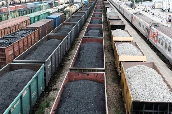 Chernyshevsk-Zabaikalsky, Rusya-17 Temmuz 2017: Demiryolu parça üzerinde kömür, Petrol tankları ve konteyner ile ayakta nakliye araçları.