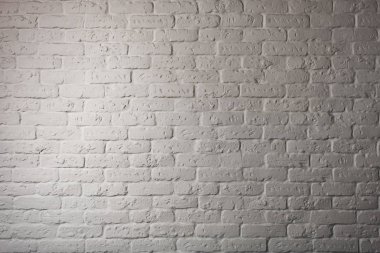 Bir tuğla duvara aydınlatma ile parçası. Parlak ışıklı bir yandan tuğla duvar yüzeyine. Görüntü değil kontrast renk ölçeği bulunuyor