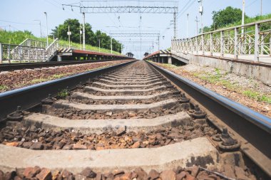 Demiryolu parça tren istasyonunda. Çapraz bağları ve raylar kapatın. Fotoğraf renkli. Bir mesafe going demiryolu parça.