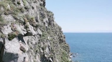 kayalık sahilleri Deniz Baykal.