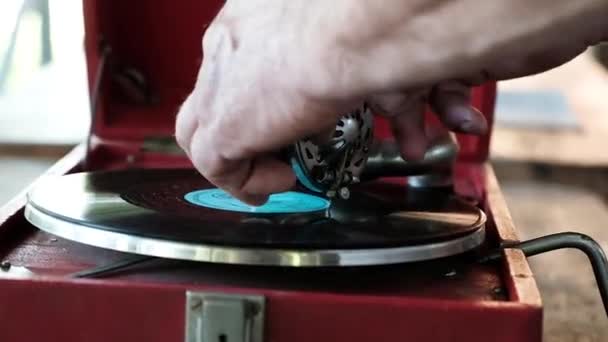 Stary Gramofon Odgrywa Rekord Muzycznych Ręka Zaczyna Stary Gramofon — Wideo stockowe