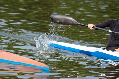 Bir kayık kürek ve bir kürekçi, bir parçası fotoğraf.