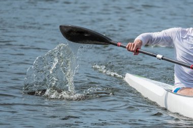 Bir kayık kürek ve bir kürekçi, bir parçası fotoğraf.