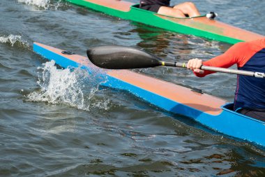 Bir kayık kürek ve bir kürekçi, bir parçası fotoğraf.