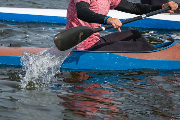 Bir kayık kürek ve bir kürekçi, bir parçası fotoğraf.