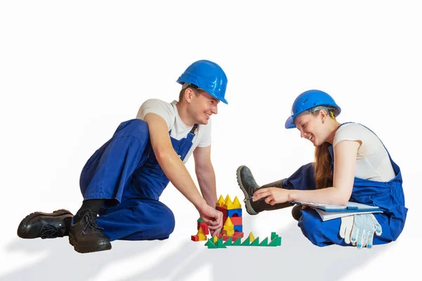 Jeune Couple Cambions Casques Travail Jouant Avec Des Cubes Bébé — Photo