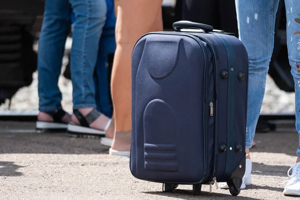 Büyük seyahat bavul bir demiryoluna standları peron.