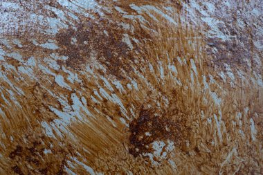 Arka plan düzensizce tuval bulaşmış çok renkli bir boya.