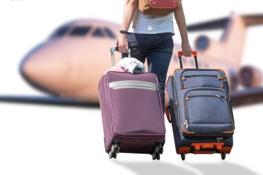 Uçağın arka plan bulanık arkasında iki bavul ile bir kız