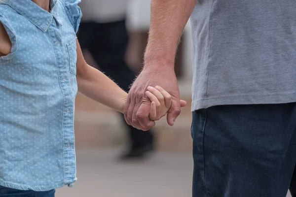 Uomo Bambino Camminano Mano Nella Mano — Foto Stock