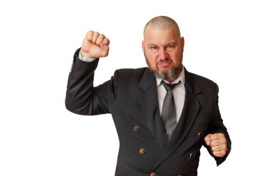 Kararlı bir ifade olan bir adam, elinde bir yumruk üst kaldırdı.