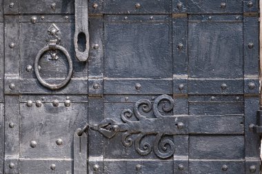 Arka plan bir desen ile eski demir kapısı.