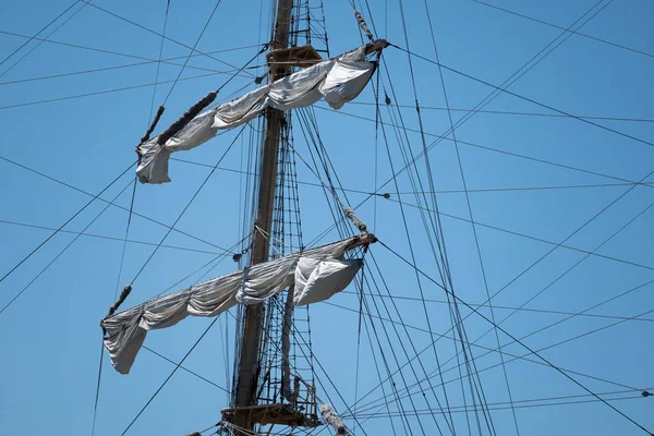 Mastros Madeira Navios Vela Contra Céu Azul — Fotografia de Stock