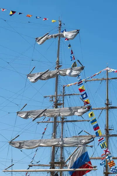 Mastros Madeira Navios Vela Contra Céu Azul — Fotografia de Stock