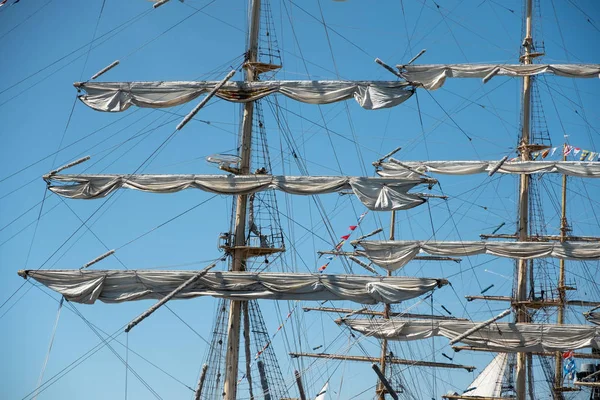 Mastros Madeira Navios Vela Contra Céu Azul — Fotografia de Stock