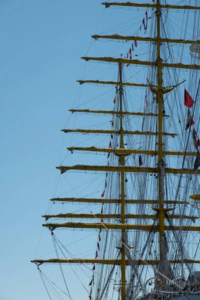 Trä Mastsna Segelfartyg Mot Den Blå Himlen — Stockfoto