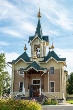 Slyudyanka, Irkutsk bölgesi, Rusya Federasyonu - 18 Ağustos 2018: Mirlikiysky St. Nicholas Ortodoks Kilisesi ve ahşap cephe görünüm.