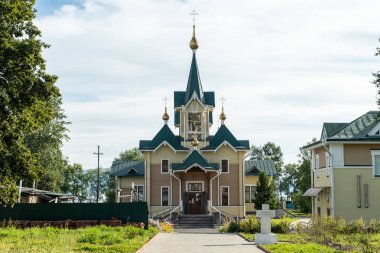 Slyudyanka, Irkutsk bölgesi, Rusya Federasyonu - 18 Ağustos 2018: Mirlikiysky St. Nicholas Ortodoks Kilisesi ve ahşap cephe görünüm.