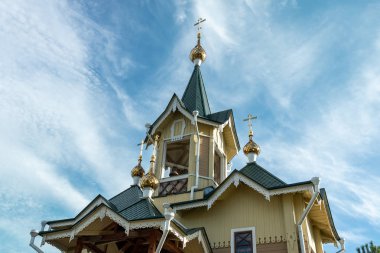Slyudyanka, Irkutsk bölgesi, Rusya Federasyonu - 18 Ağustos 2018: Mirlikiysky St. Nicholas Ortodoks Kilisesi ve ahşap cephe görünüm.