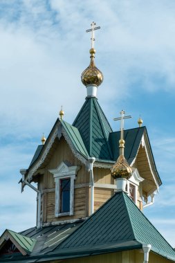 Slyudyanka, Irkutsk bölgesi, Rusya Federasyonu - 18 Ağustos 2018: Mirlikiysky St. Nicholas Ortodoks Kilisesi ve ahşap cephe görünüm.