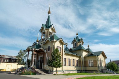 Slyudyanka, Irkutsk bölgesi, Rusya Federasyonu - 18 Ağustos 2018: Mirlikiysky St. Nicholas Ortodoks Kilisesi ve ahşap cephe görünüm.