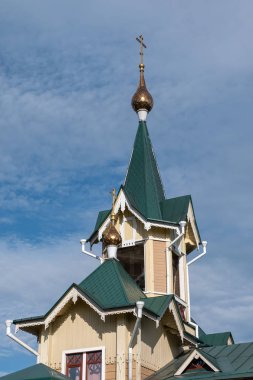 Slyudyanka, Irkutsk bölgesi, Rusya Federasyonu - 18 Ağustos 2018: Mirlikiysky St. Nicholas Ortodoks Kilisesi ve ahşap cephe görünüm.