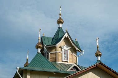 Slyudyanka, Irkutsk bölgesi, Rusya Federasyonu - 18 Ağustos 2018: Mirlikiysky St. Nicholas Ortodoks Kilisesi ve ahşap cephe görünüm.