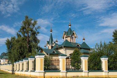 Slyudyanka, Irkutsk bölgesi, Rusya Federasyonu - 18 Ağustos 2018: Mirlikiysky St. Nicholas Ortodoks Kilisesi ve ahşap cephe görünüm.