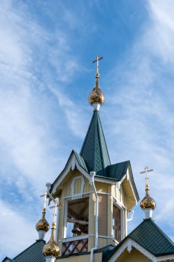 Slyudyanka, Irkutsk bölgesi, Rusya Federasyonu - 18 Ağustos 2018: Mirlikiysky St. Nicholas Ortodoks Kilisesi ve ahşap cephe görünüm.