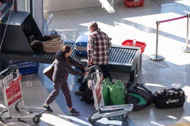 Vladivostok, Rusya Federasyonu - 26 Eylül 2018: Yolcu Vladivostok havaalanında bir Bagaj kontrol geçmek.