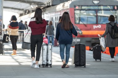 Vladivostok, Rusya Federasyonu - 26 Eylül 2018: Konvoy Vladivostok Havaalanı yolcu gitmek.