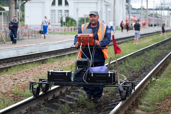 俄罗斯跨贝加尔地区的希洛克 2018年8月18日 在手推车上配备特殊设备的铁路工人正在寻找铁轨的缺陷和损坏 — 图库照片