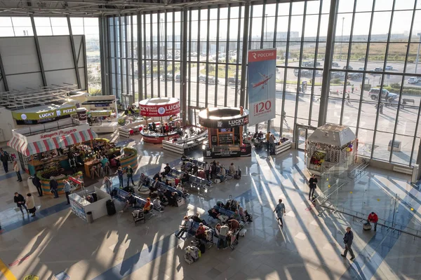 Vladivostok, Rusya Federasyonu - 26 Eylül 2018: Yolcu uçağa Vladivostok havaalanında bekliyor.