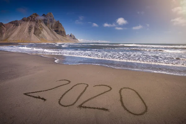 Próximo 2020 Año Escrito Mano Idílica Playa Arena Islandia — Foto de Stock