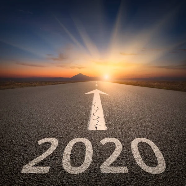 Предстоящий 2020 Новый Год Пустой Трассе Ведущей Горы Через Пустыню — стоковое фото