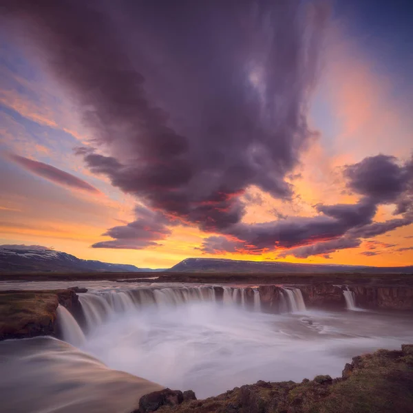 田园诗般的日落时的瀑布冰岛风景照片 — 图库照片