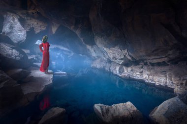 Lake Myvatn Kuzey İzlanda'daki yakınındaki ünlü Grjotagja lav mağara
